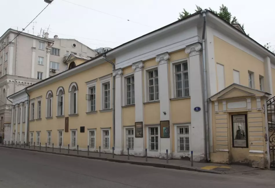 Театр начинается с вешалки (по местам К.С.Станиславского)